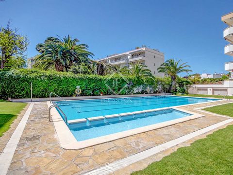 Right in the centre of Sitges and two minutes from the beach, we find this fully-renovated apartment ready to move into, located in a beautiful complex with large communal garden areas and a pool. The property benefits from a well-designed layout tha...