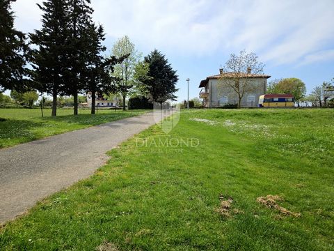 Location: Istarska županija, Poreč, Poreč. Poreč area, building land ideal for living in a quiet place! This fantastic building plot is for sale in a quiet place only 15 minutes' drive from the city of Poreč and its beaches. Due to its position, the ...