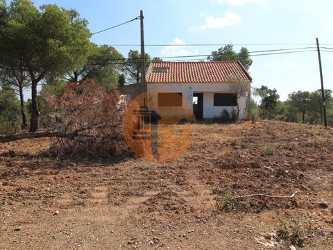 Gemischtes Land von 11 Hektar in Odeleite. Es umfasst ein Haus, Industriegebäude und eine Kiefernplantage. Es liegt neben dem Dorf Odeleite und dem Stausee. Dieses Land profitiert von einer fantastischen Aussicht und ist ideal für den Bau eines Hause...