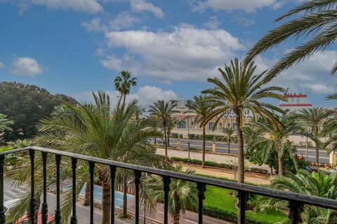 Välkommen till ditt nya hamnnära hem! Denna fantastiska fastighet erbjuder dig en makalös boendeupplevelse med panoramautsikt över havet och hamnen i Almeria. Beläget i en historisk byggnad, kommer denna lägenhet med tre sovrum och två badrum att lev...