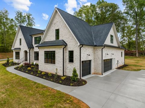 Gorgeous new custom built construction in sought after Lennox Woods by Walraven Signature Homes. Appealing floorplan with 3 bedrooms on the main level including large primary suite with trey ceiling and ensuite with soaking tub and separate shower. G...