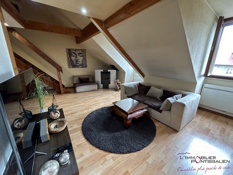 PONTARLIER - Close to the door Saint Pierre, atypical apartment type 3 located in a small condominium. It consists of an entrance, a fitted and equipped kitchen open to living room, 1 large bedroom, a mezzanine that can be transformed into a bedroom,...
