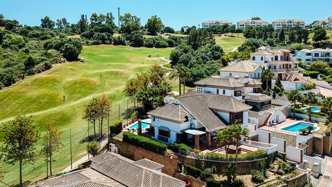 Luxe villa direct aan de golfbaan, met uitzicht op de 18e hole en de fairways van de Americas Course in het gerenommeerde La Cala Golf Resort. Deze prachtige woning beschikt over vier slaapkamers met eigen badkamer en een appartement op de benedenver...
