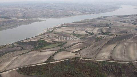 Земли на маршруте Стамбульского канала в Стамбуле, Арнавуткёй. Земельные участки в Стамбуле находятся в районе Арнавуткёй – ближайшем к аэропорту округе европейской части города. Земля подходит для инвестиций. IST-00773