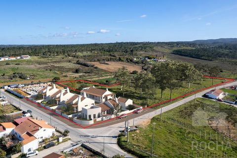 This property offers an exceptional opportunity for those looking for a serene, sunny retreat in the stunning Aljezur region, being on the border of the Sudoeste Alentejano e Costa Vicentina Natural Park. With abundant building space and stunning sou...