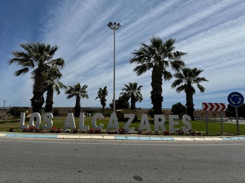 Entdecken Sie Ihren perfekten Rückzugsort am Strand von Los Alcázares! Diese charmante Doppelhaushälfte von 90m² gebaut und 80m² nutzbar, bietet alles, was Sie brauchen, um das Küstenleben zu genießen. Nur 800 Meter vom Meer entfernt, befindet sich d...