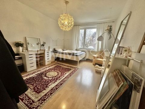 Bienvenido a su nuevo hogar en el codiciado Nordstadt de Hannover Este exclusivo apartamento de 69 metros cuadrados le ofrece la combinación perfecta de estilo de vida urbano y comodidad de vida. Con dos amplios dormitorios, una acogedora sala de est...