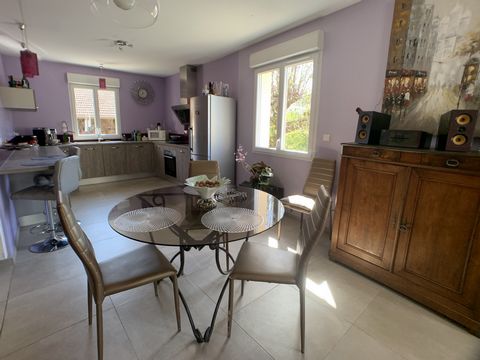 EXCLUSIVITÉ ! À 5 minutes du centre de St Etienne de St Geoirs, dans une copropriété de 2 lots, superbe appartement traversant de 120 m2 environ. Cet appartement se compose d'une grande et lumineuse pièce de vie de 45 m2 donnant accès sur une terrass...