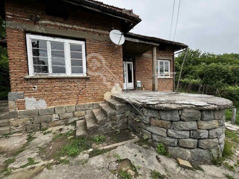 Imoti Tarnovgrad erbjuder dig ett tvåvåningshus i staden Tarnovgrad. Zlataritsa, som ligger 15 km sydost om Veliko Tarnovo och 12 km norr om staden Elena. Den erbjudna fastigheten har en yta på 74 kvm. m. fördelat på en korridor, två sovrum, en matsa...