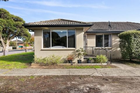 Experience the perfect blend of comfort and convenience in this stunning two-bedroom corner villa unit. With a spacious layout and a prime central location, this property offers everything you need within a short stroll. Enjoy easy access to MacKay R...