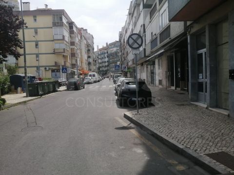 This spacious 60m² store is spread over two floors, offering ample space for your business. Located in a busy area in Damaia, it is ideal for various commercial activities. The generous glass window provides great visibility for passers-by, attractin...