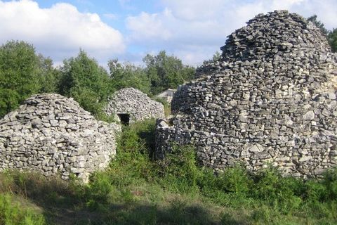 Gli Ulivi ist eine von drei Wohnungen in einem rustikalen Bauernhaus aus dem 18. Jahrhundert. Es befindet sich zwischen den Feldern, Wiesen, Olivenhaine, Eichen, einem kleinen Gemüsegarten und Obstbäumen. Im Gemüsegarten auf dem Agriturismo Sie Ihr e...