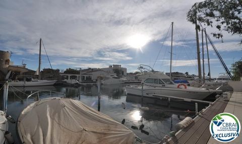 SANTA MARGARITA: Bezoek dit prachtige appartement, gelegen in de urbanisatie Santa Margarita de Roses, op 1.200 meter van het strand. Het bestaat uit 3 slaapkamers, 1 complete badkamer, woonkamer met ingerichte Amerikaanse keuken, een mooi terras en ...