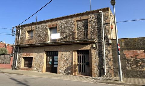 VILAMACOLUM: House with land for sale in the town of Vilamacolum, just 13 km from Figueres and 20 km from Roses. The house consists of a 275 m2 ground floor and a 90 m2 first floor, attached to it a large 150 m2 local formerly used as a carpentry sho...