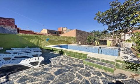 Impressionnante maison de village avec piscine privÃ©e, situÃ©e dans le charmant et calme village de Palau Saverdera, elle est situÃ©e sur un terrain de 526 m2, en plein centre, Ã  moins de 5 km des plages de Roses. La maison dispose d'un sÃ©jour trÃ...