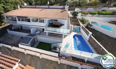 Ideal para inversión o para su placer personal, descubra esta casa adosada completamente renovada, equipada con 2 apartamentos independientes y piscina privada. Ubicada en la prestigiosa urbanización de El Mas Fumats, esta propiedad combina a la perf...