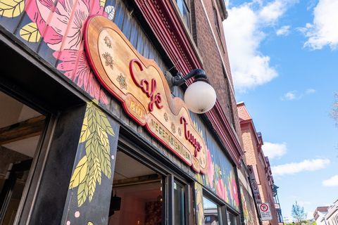 Business for Sale: Café Tuyo in Montreal with Concert Stage!/n/rUnique opportunity to acquire a thriving vegan café/bistro located in a vibrant and sought-after neighborhood. This charming establishment, with a capacity of over thirty seats, stands o...