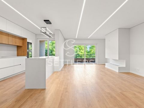 Apartamento T3, totalmente renovado, en una zona premium, en una de las principales avenidas de Cascais. Compuesto por: Recibidor que permite acceso a todas las áreas de la casa, sala de estar (43,6 m2) en espacio abierto con cocina americana totalme...