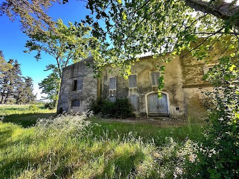 Nous sommes ravis de vous présenter ce magnifique château du XVIe siècle à rénover, situé au coeur de la Drôme Provençale. Avec une superficie d'environ 1200 m2, cette propriété offre un potentiel incroyable pour devenir une résidence d'exception ou ...