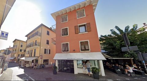 W samym sercu Torbole, w niewielkiej odległości od malowniczego jeziora Garda, prezentujemy wspaniałe mieszkanie na pierwszym piętrze budynku składającego się tylko z czterech mieszkań. Jego uprzywilejowana pozycja zapewnia niezrównaną wygodę, będąc ...