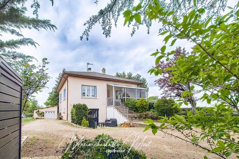 Sur la commune de Gorrevod, à 2 minutes de Pont-de-Vaux et 20 minutes de Mâcon, idéalement située dans une petite rue calme et peu passante, cette maison a été entièrement repensée et offre de beaux volumes avec une superficie habitable de 142.95 m²....