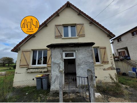 In the village of Villefranche d'Allier, a few minutes from the A71 motorway, JMS Immobilier offers this house to renovate, on a plot of 580 m2 with garage. On the ground floor: Living room, kitchen, bedroom, bathroom and toilet Upstairs: 2 bedrooms ...