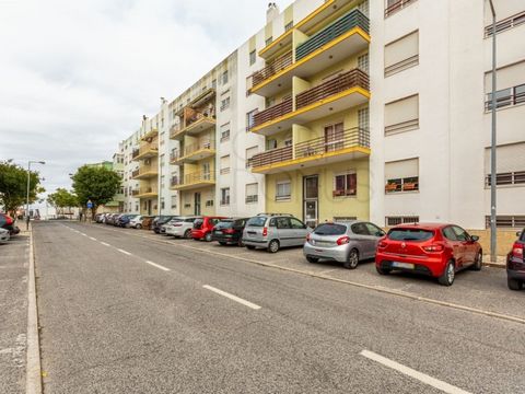 Excellent 3 bedroom flat with 2 fronts, very bright and very esteemed! Located in a prime area of Charneca da Caparica, close to Marisol's Aquafitness gym, Carlos Gargaté Basic School, Colégio do Vale and Santa Maria 1st Cycle School. Close to leisur...