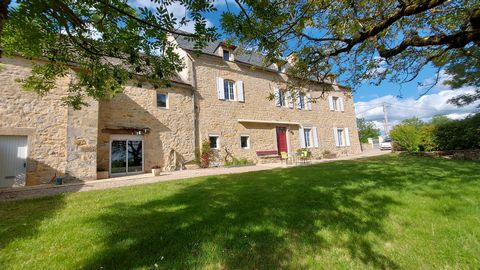 Marcillac-Sektor  Entdecken Sie auf einer Anhöhe mit herrlicher freier Aussicht dieses hübsche Haus aus dem Jahr 1737 mit 191 m² Wohnfläche, Nebengebäude, Brotbackofen und Garage, alles auf einem 1950 m² großen Grundstück. Dieses Haus strahlt Wohlbe...