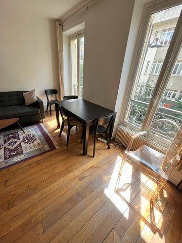 In the authentic and trendy neighborhood of Batignolles, just steps away from the metro, and very close to the 8th arrondissement and Saint Lazare train station for trips to Normandy. A beautiful, tastefully furnished and decorated vintage apartment....