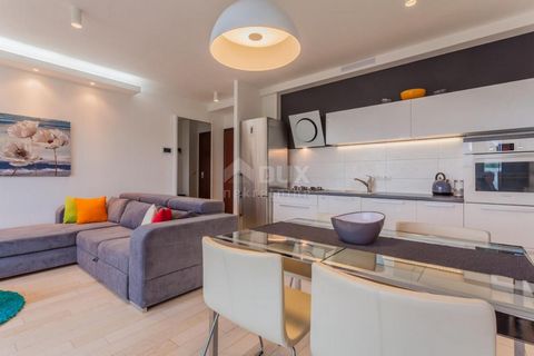 RIJEKA, TRSAT - Nowocześnie umeblowane mieszkanie z garażem Prezentujemy mieszkanie jednopokojowe, nowocześnie umeblowane i wyposażone. Mieszkanie ma 50 m2 powierzchni mieszkalnej i składa się z przedpokoju, salonu z kuchnią i jadalnią, łazienki, syp...