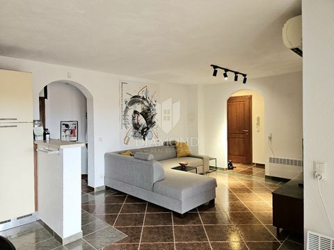 Location: Istarska županija, Poreč, Poreč. Poreč, surroundings, excellent apartment with three bedrooms close to the center In an attractive location only 3 kilometers from the strict center of Poreč, and only one kilometer from the shopping center a...