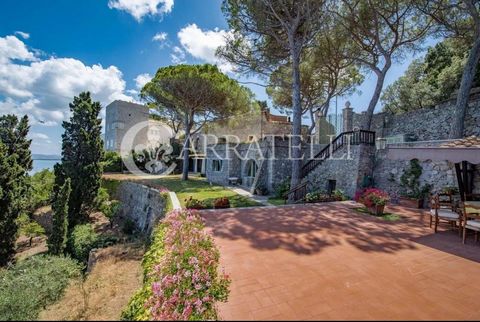 Prachtige villa met een adembenemend uitzicht op de turquoise zee van de Argentario, omgeven door een grote tuin, met garage en bijgebouw. Beschrijving De geweldige villa heeft een toegangspoort die een glimp van de zee mogelijk maakt, van waaruit u ...