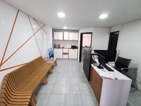 Vendo Espectacular Bodega en San Fernando de 3 pisos. Cuenta con área de terreno de 321 mts, tres niveles construidos con un área de quinientos veinticuatro metros cuadrados dispuestos en tres baños, cinco espacios de oficina, áreas de almacenamiento...