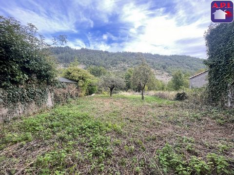 Altes Bauernhaus aus Stein mit insgesamt ca. 300 m², verteilt auf 3 Ebenen mit angrenzendem Garten von 205 m². Das Dach, der Rahmen und ein Boden wurden erneuert. Die Wasser- und Abwasseranschlüsse sind hergestellt, es fehlt nur noch der Stromanschlu...