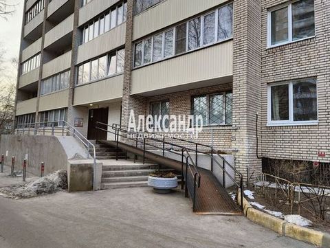 1702525 Продам 3-х комнатную квартиру площадью 70,2 кв.м в шаговой доступности от станции метро `Улица Дыбенко: пешком 10-15 минут, на трамвае 2 остановки. Комнaты 12,3+16,1+11,6, кухня 12,1. Дом кирпичный, расположен в тихом спальном районе, летом в...