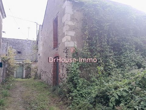 Belle bâtisse en pierre à rénover complètement avec terrain de 1120 m2 et dépendance située à 3 mn en voiture de l'accueillante commune de Chalonnes-sur-Loire et terrain proche Loire. Les murs en états corrects et la charpente à revoir mais est encor...