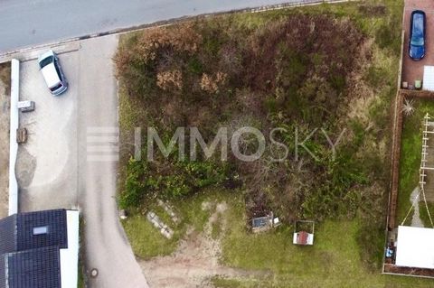 This spacious, undeveloped plot with an area of 572 square meters offers you the perfect basis to realize your living or building ideas. Located in the middle of the charming community of Hemhofen, the location combines tranquillity and good connecti...