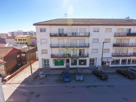 Espace Commercial - S. Pedro Situé à seulement cinq cents mètres de l´hôpital, dans une rue à fort trafic quotidien car il est entouré de restaurants, de services et de plusieurs plages. Cet espace commercial est immense, avec un salon avec une large...
