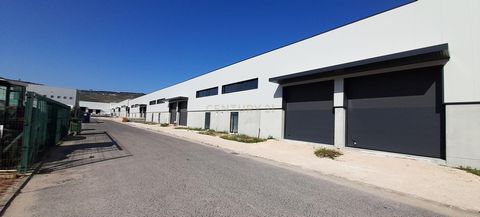 Localizado num condomínio fechado no Núcleo Empresarial de Arruda dos Vinhos, está a crescer o novo Polo Industrial. Armazém com uma área útil de 300 m2, distribuídos da seguinte forma: Piso 0: 253 m2; Mezzanine: 48 m2; Principais características: - ...
