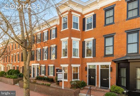 Willkommen in 1422 Corcoran St NW, einem typisch viktorianischen Stadthaus mit zwei Parkplätzen abseits der Straße in einem der begehrtesten Blöcke von DC in Logan Circle. Dieses wunderschön renovierte Haus mit 4 Schlafzimmern und 3,5 Bädern, das in ...