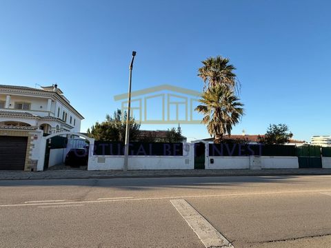 Stellen Sie sich vor, in einer außergewöhnlichen Villa in Alvor zu leben, mit einer Gesamtfläche von 520m2 und einer Konstruktion von 272m2, verteilt auf drei Etagen. Diese einzigartige Immobilie bietet Ihnen die Flexibilität von zwei separaten Eingä...