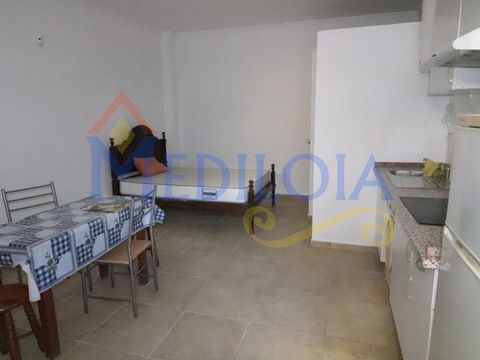 Presentiamo un'eccellente opportunità di investimento a Vila Real de Santo António! Questa casa a schiera su un solo piano ha una superficie di 25 m² e dispone già di un progetto approvato per la costruzione di una casa a 4 piani. Posizione privilegi...