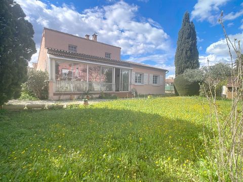 In a quiet and residential area near Agroparc, single-storey house from the 70s of beautiful construction, on crawl space. The latter offers you in its green setting, a living/dining room with fireplace, three bedrooms of more than 10 m2 with cupboar...