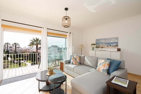 Located in Loulé. Minimum stay of 3 nights. Pets are not allowed on the property. 2nd floor with private balcony and a large roof terrace with pool view, equipped with loungers, table and chairs, ideal to enjoy the sunny days and warm nights. Free ac...