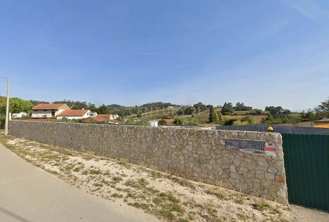 Descubra este excelente terreno urbano em Alcobaça, Leiria, com uma área generosa de 3809m². Ideal para a construção da sua casa de sonho, este espaço oferece acesso fácil à estrada e está situado numa zona tranquila, perfeita para quem procura sosse...