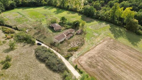 Ancienne ferme à restaurer sur 18ha de prés au bord de la rivière Lère.