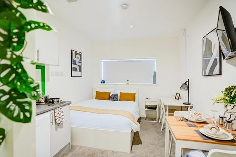 1. Najważniejsze cechy lokalizacji: Doskonała lokalizacja: Położone w tętniącym życiem Kingston upon Thames, te stylowe apartamenty oferują wygodny dostęp do centrum Londynu, zachowując jednocześnie urok nadrzecznego miasta. Bliskie połączenia transp...