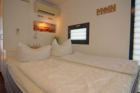 Genieße Sie Ihren Urlaub auf einem Hausboot mit der ganzen Familie oder entschleunigen Sie mit guten Freunden – weit weg von Stress und Alltag. Dieses einladende Hausboot (führerscheinfrei) ist ein schwimmendes Ferienhaus und hat seinen festen, stati...