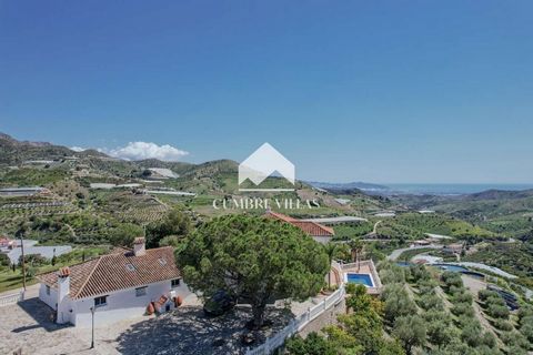 Cumbre Villas presenta esta extraordinaria propiedad situada en la zona rural de Ítrabo, a solo un corto paseo del pueblo y a unos 25 minutos de la playa. Esta amplia casa de campo, con un estético de una casa señorial, cuenta con una extensa parcela...
