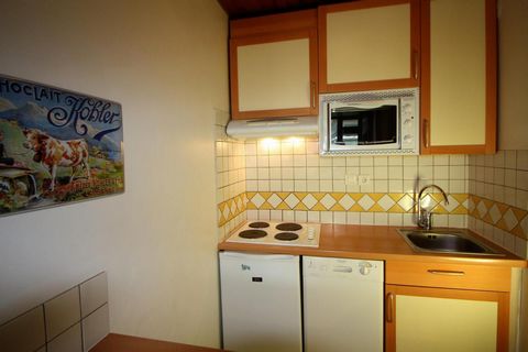 Residence Roches Rouges A (altitude 2100 meters) is a small (3 floors, no lift) and quiet property that is located in the heart of the sunny and family-friendly Lavachet area. It is 150 meters from services and shops (supermarket, bakery, restaurants...